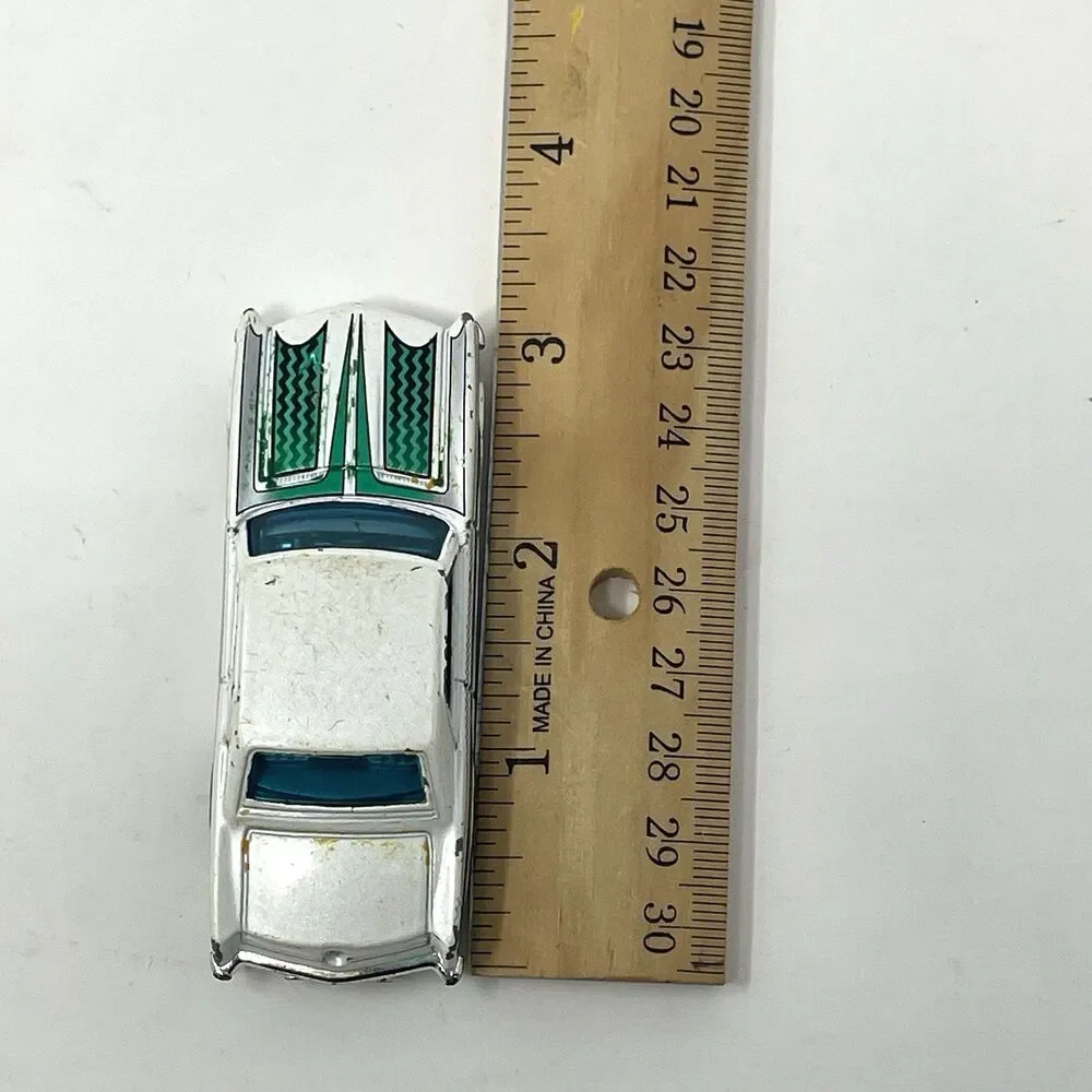 Vintage Hot Wheels ‘64 Buick Rivera 2001 Mattel Rare Diecast White‎ & Green Car